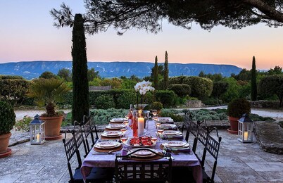 Gorgeous in Gordes, Elegantly Furnished with Pool, Tennis and Views 