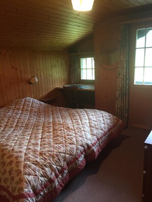 3 habitaciones, tabla de planchar con plancha, wifi y ropa de cama 