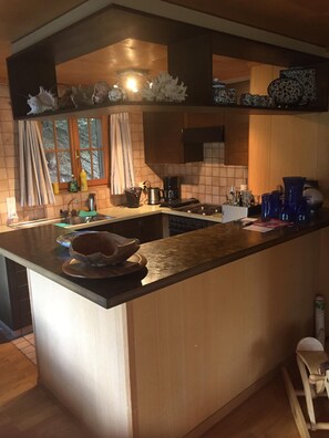 Refrigerador, horno, parrilla de estufa y cafetera y tetera 