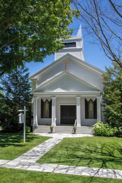This house is a 4 bedroom(s), 2.5 bathrooms, located in Manchester, VT.