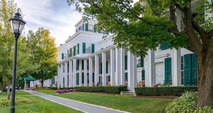 This house is a 4 bedroom(s), 2.5 bathrooms, located in Manchester, VT.