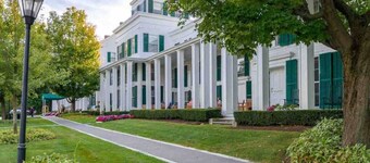 Postcard Perfect herenhuis in Manchester Village