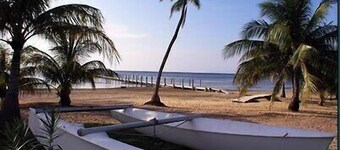 HGTV-CASITA for 2 w/ Pool, 400 foot dock, on half acre-PEACEFUL & convenient