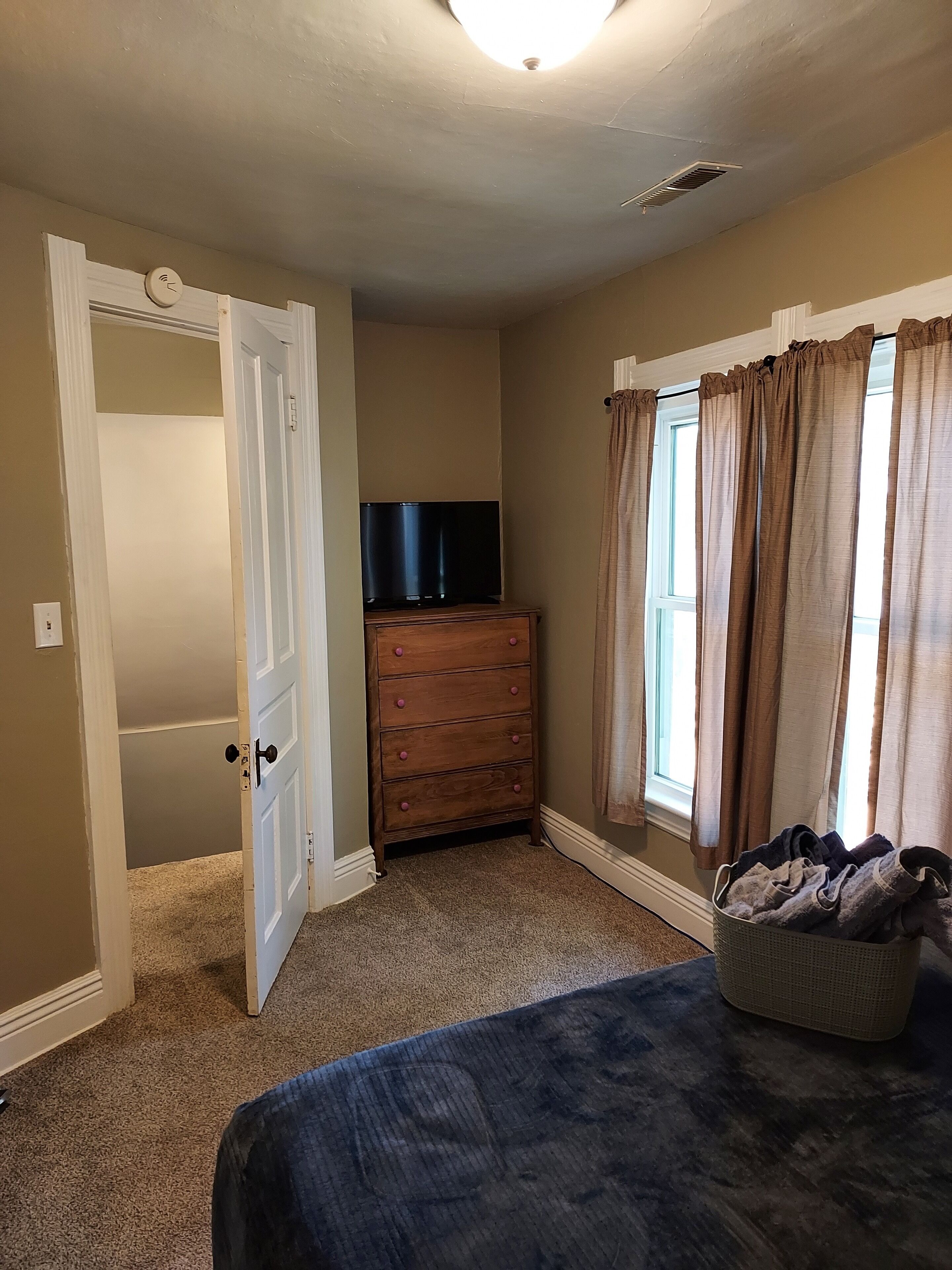 FULLY furnished, clean, cozy ,1 Bedroom Duplex in Downtown Monroe, MI