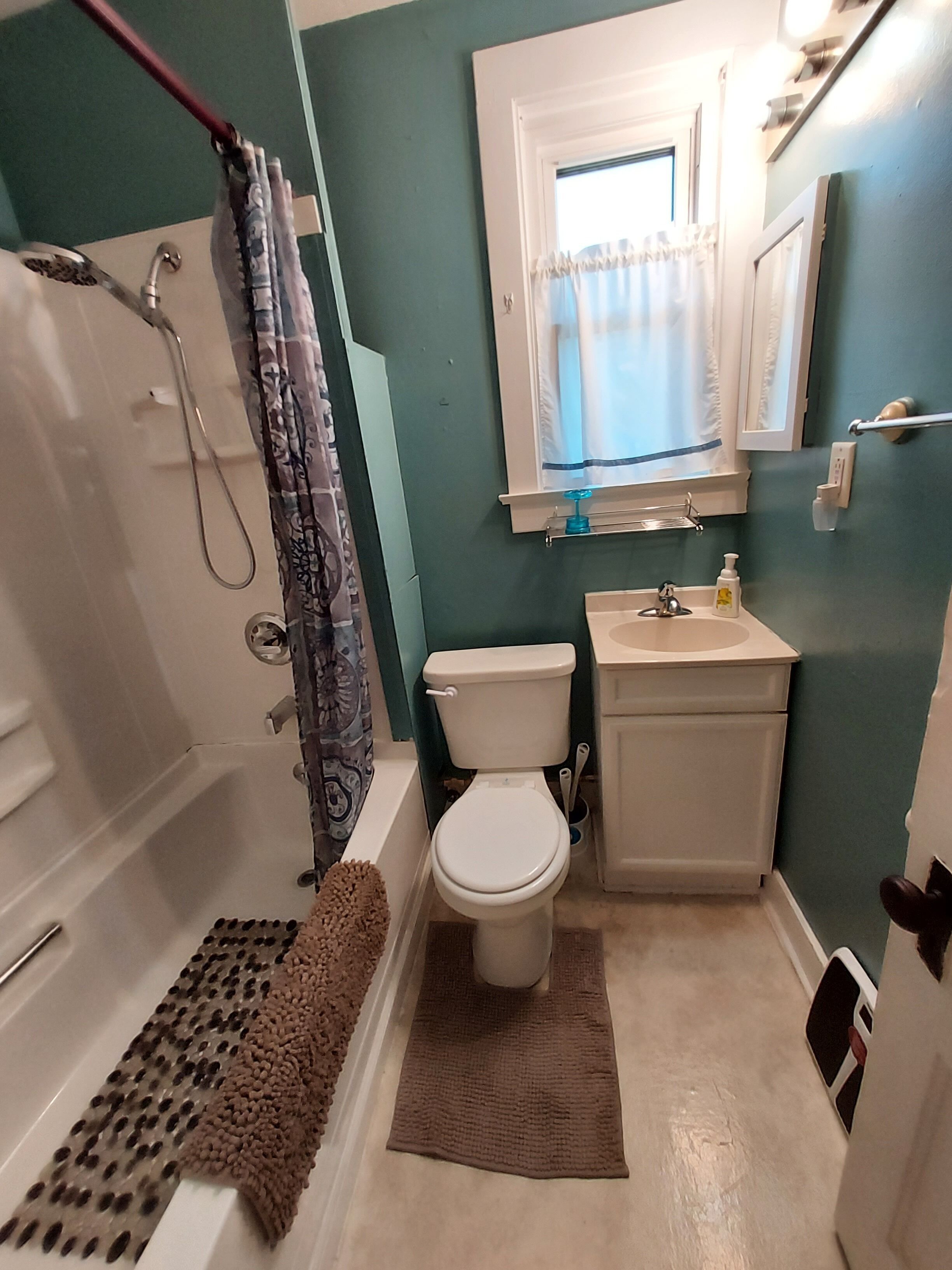 FULLY furnished, clean, cozy ,1 Bedroom Duplex in Downtown Monroe, MI