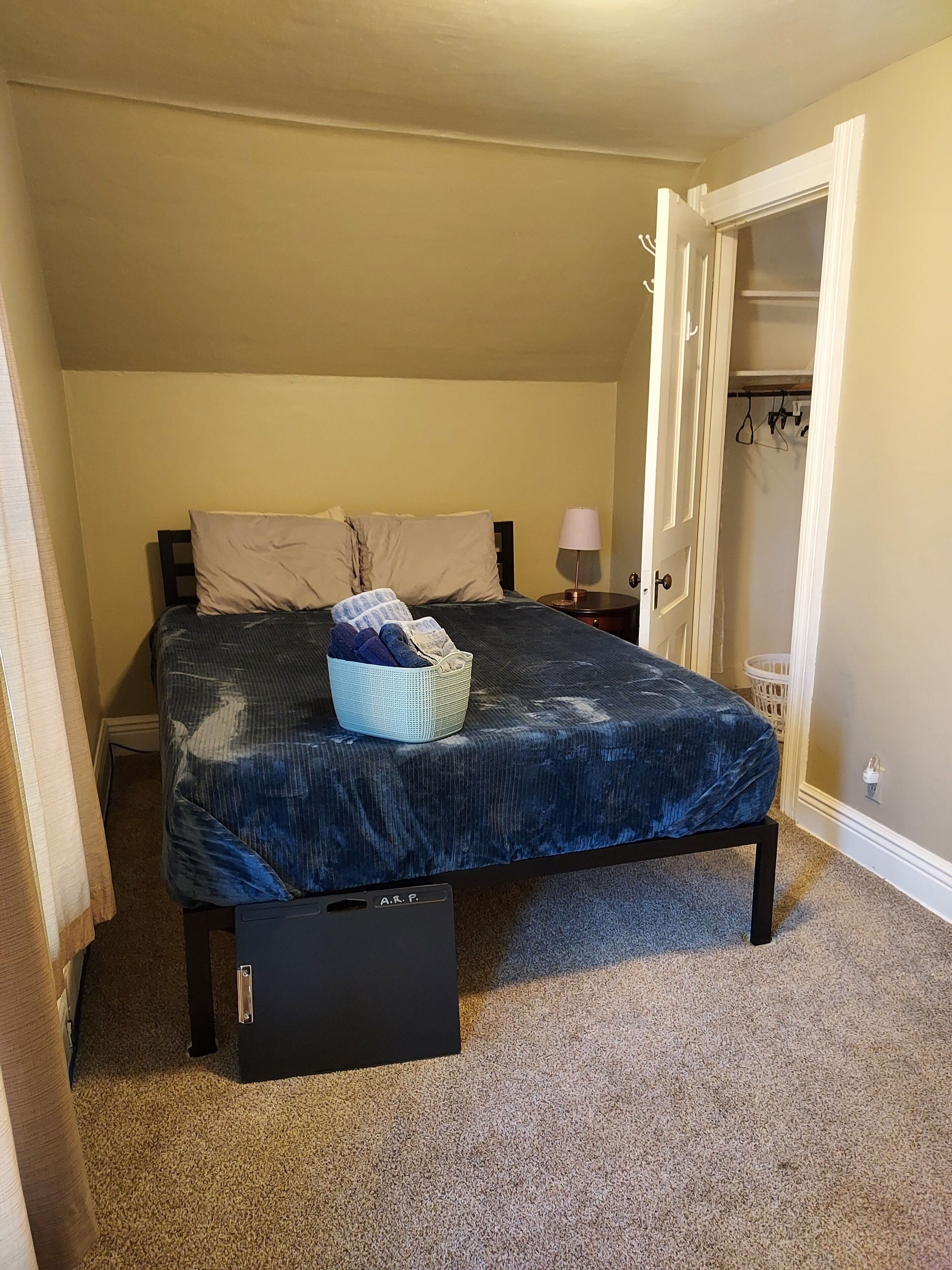 FULLY furnished, clean, cozy ,1 Bedroom Duplex in Downtown Monroe, MI