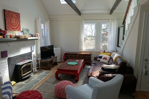 Smart TV, fireplace, books, stereo