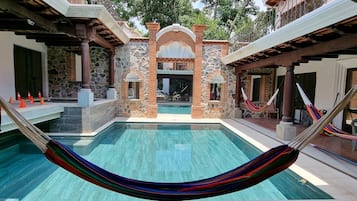 Utendørsbasseng og et oppvarmet basseng