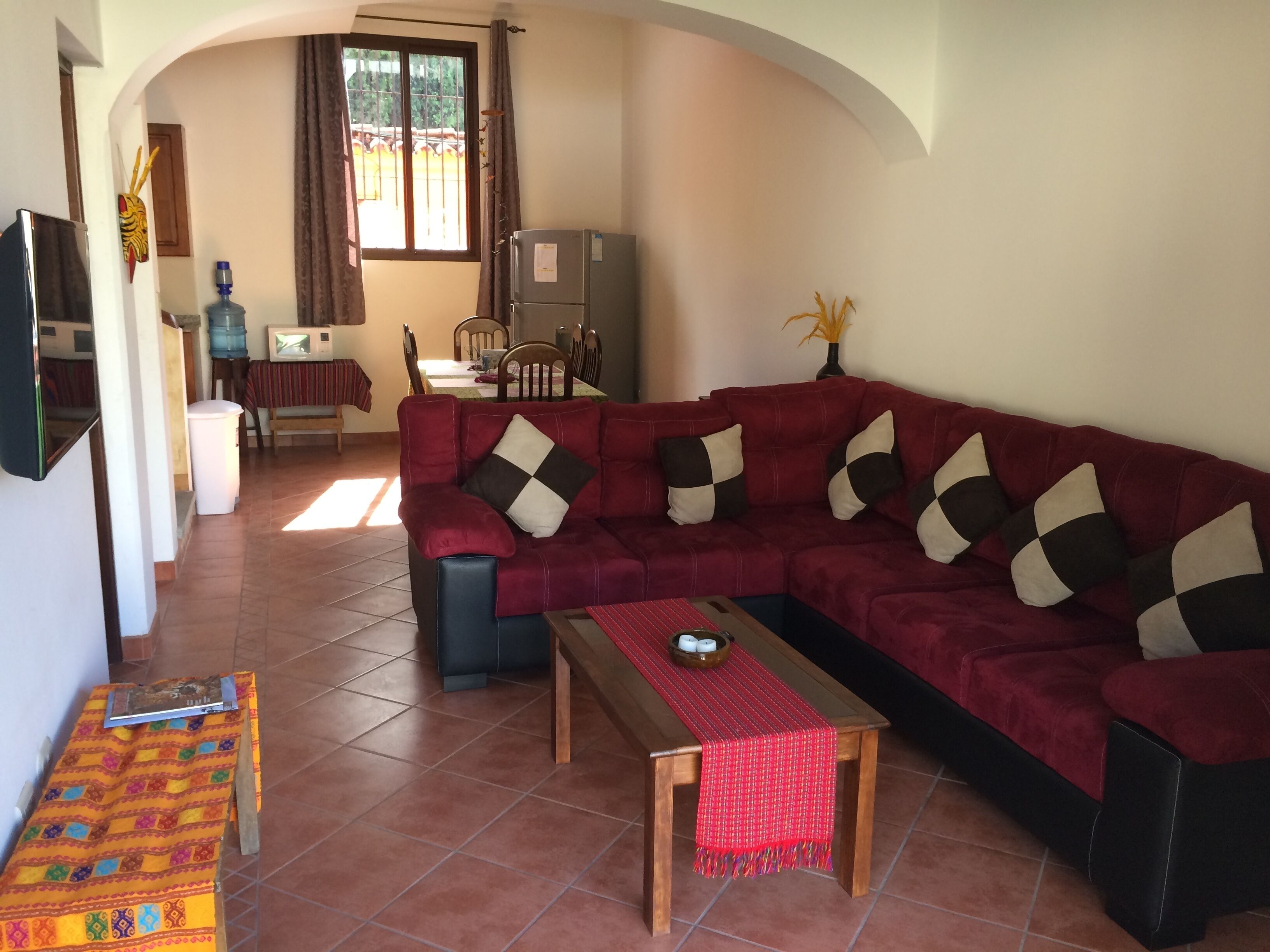 智能電視、乒乓  球設施、書籍