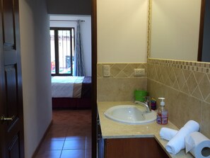 2 bedrooms, in-room safe, desk, iron/ironing board - Apartamentos los Nazarenos PRIVATE APT 3 - heated swimming pool, jacuzzi and gym (Antigua Guatemala)