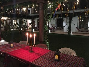 Outdoor dining - Apartamentos los Nazarenos PRIVATE APT 3 - heated swimming pool, jacuzzi and gym (Antigua Guatemala)