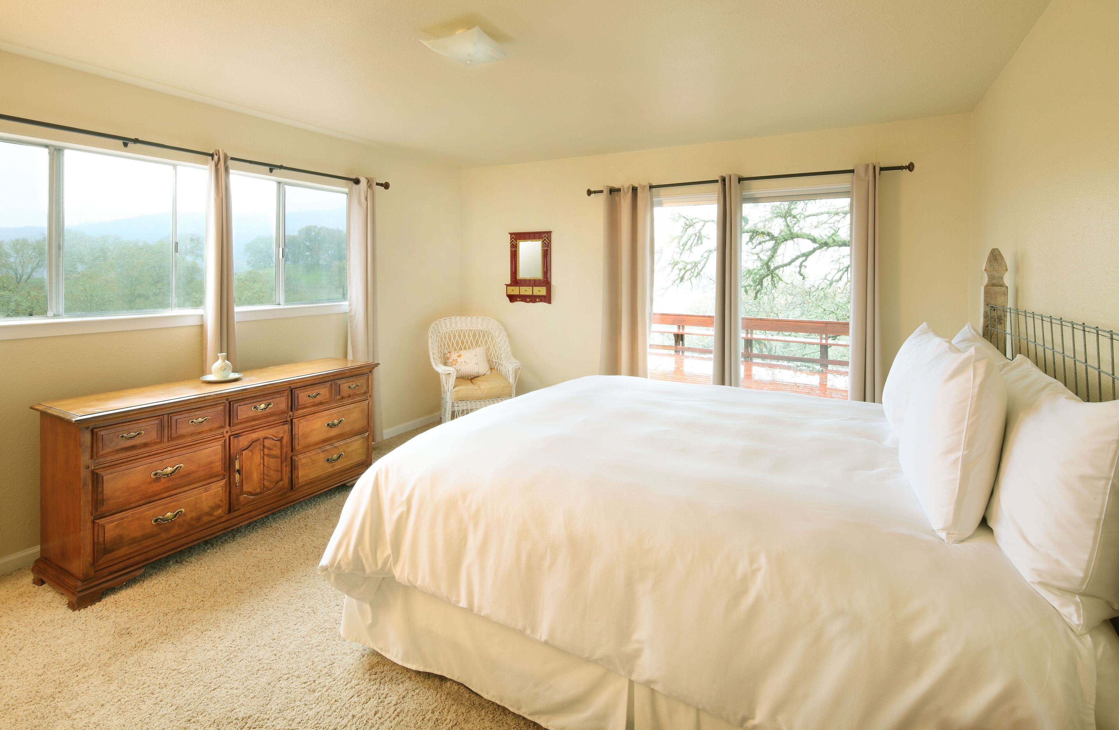 Mendocino Getaway With Wrap-Around Deck And Stone Fireplace Fit For All-seasons