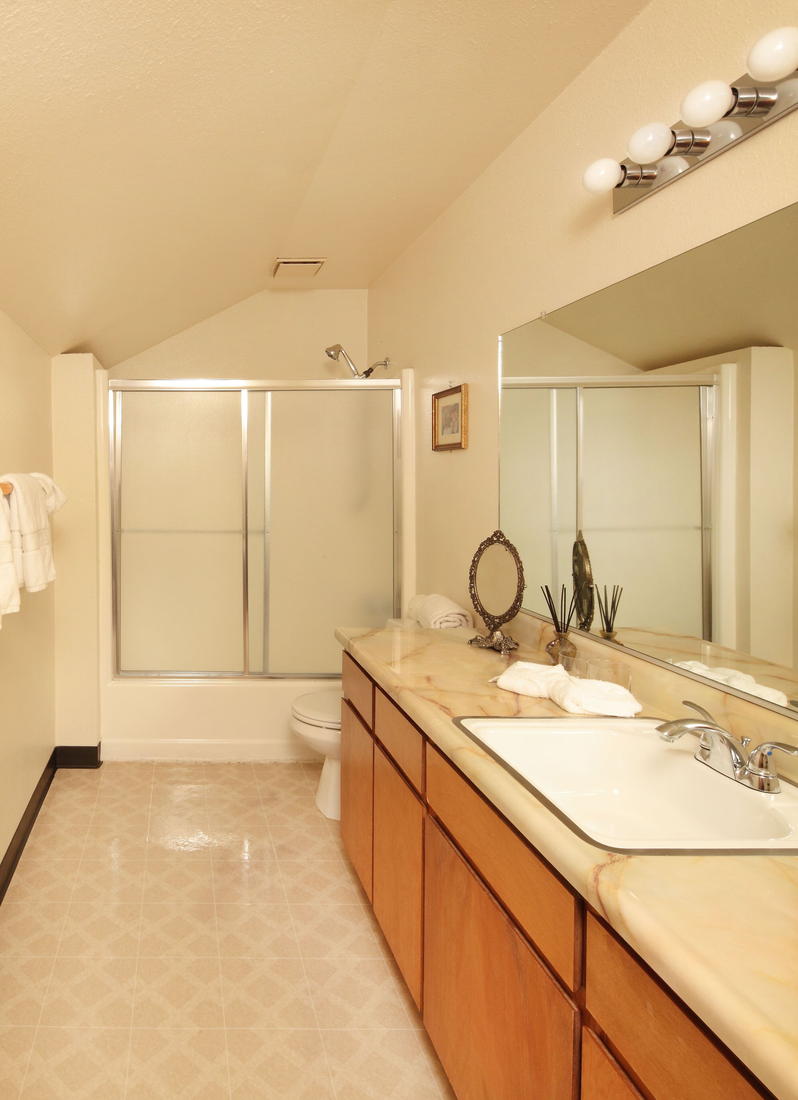 Mendocino Getaway With Wrap-Around Deck And Stone Fireplace Fit For All-seasons