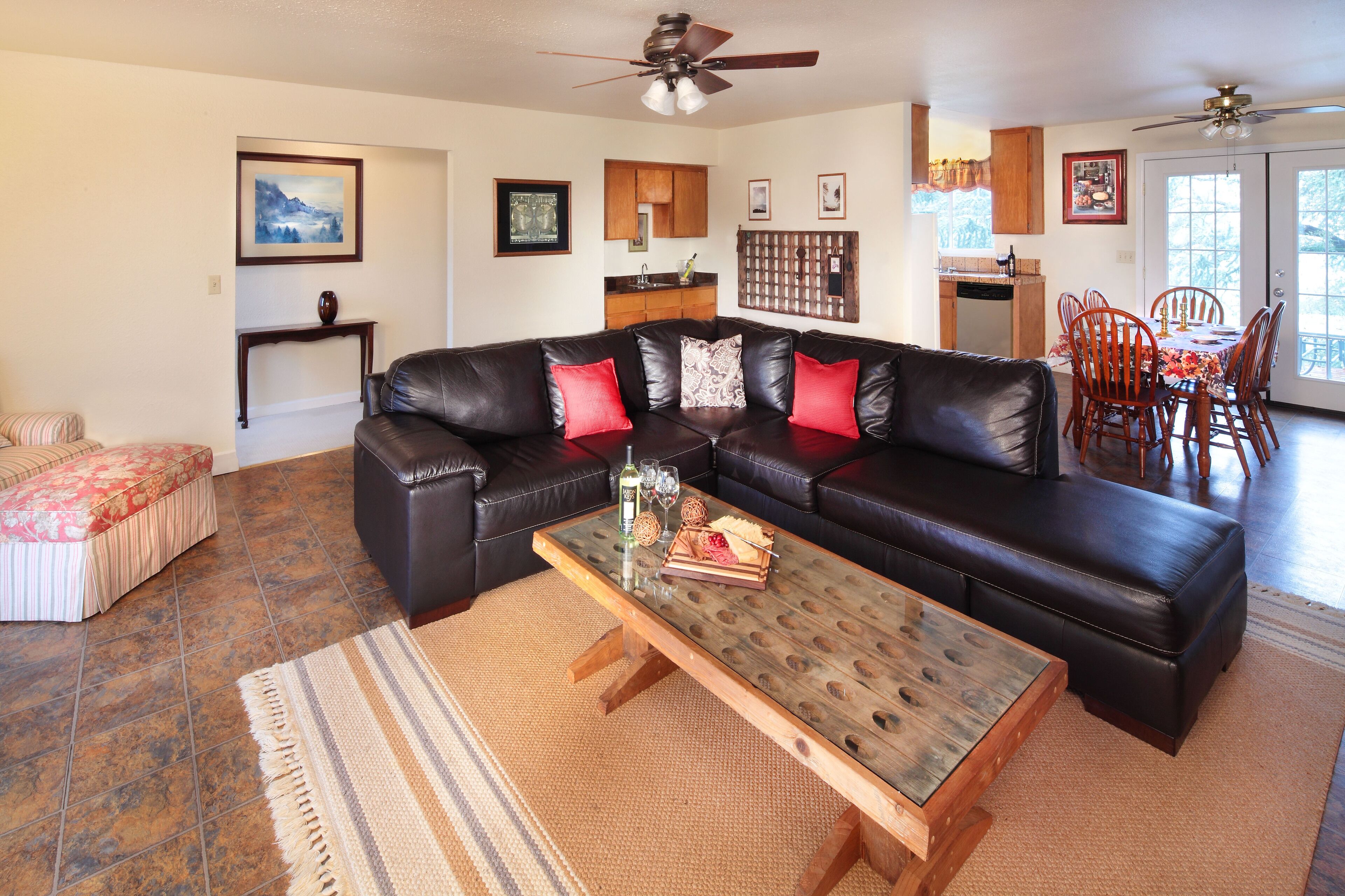 Mendocino Getaway With Wrap-Around Deck And Stone Fireplace Fit For All-seasons