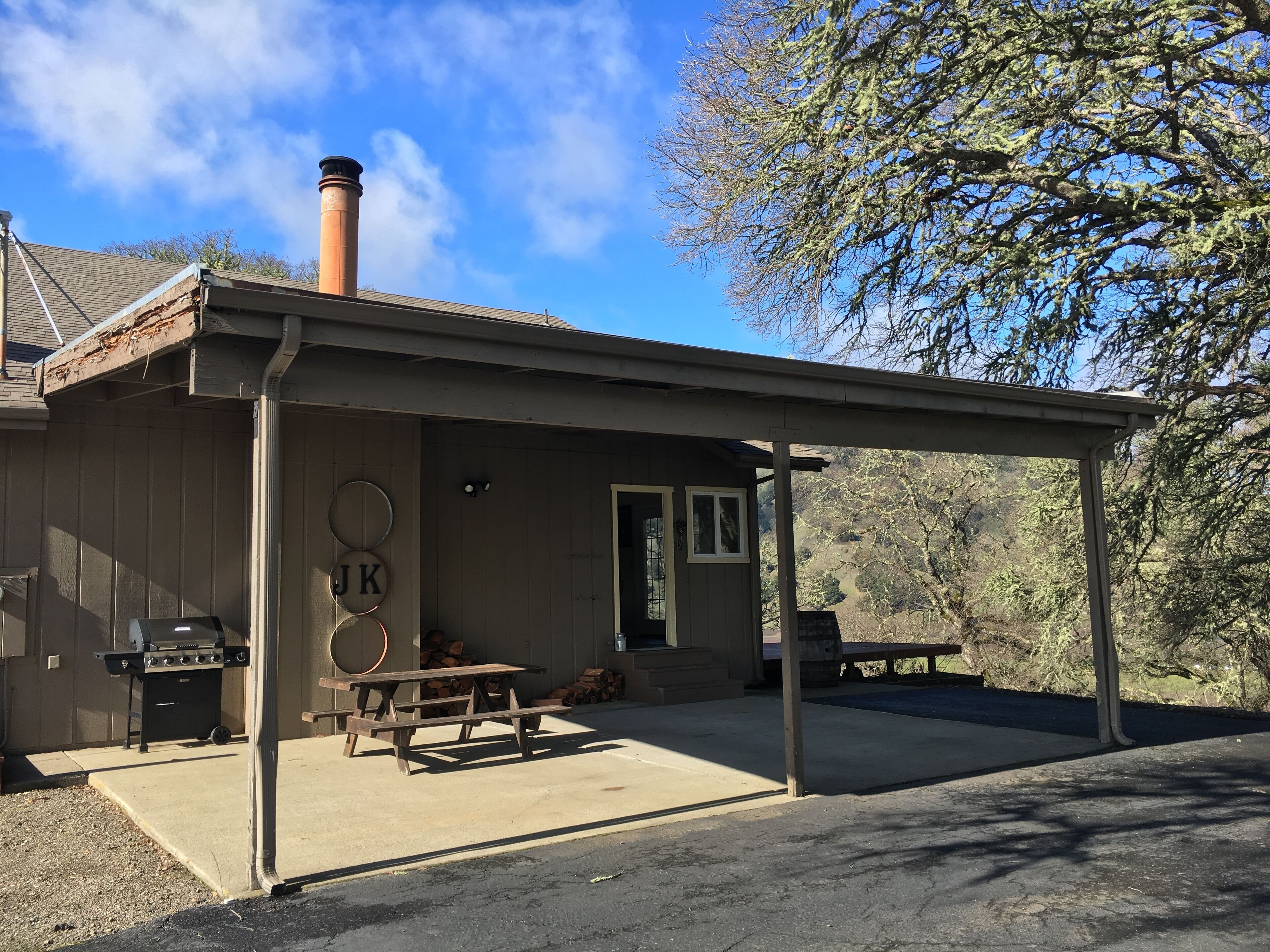 Mendocino Getaway With Wrap-Around Deck And Stone Fireplace Fit For All-seasons