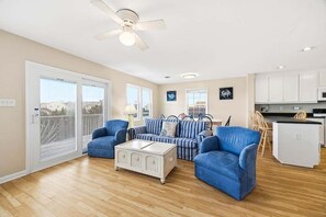 TV, DVD-spiller og stereoanlegg