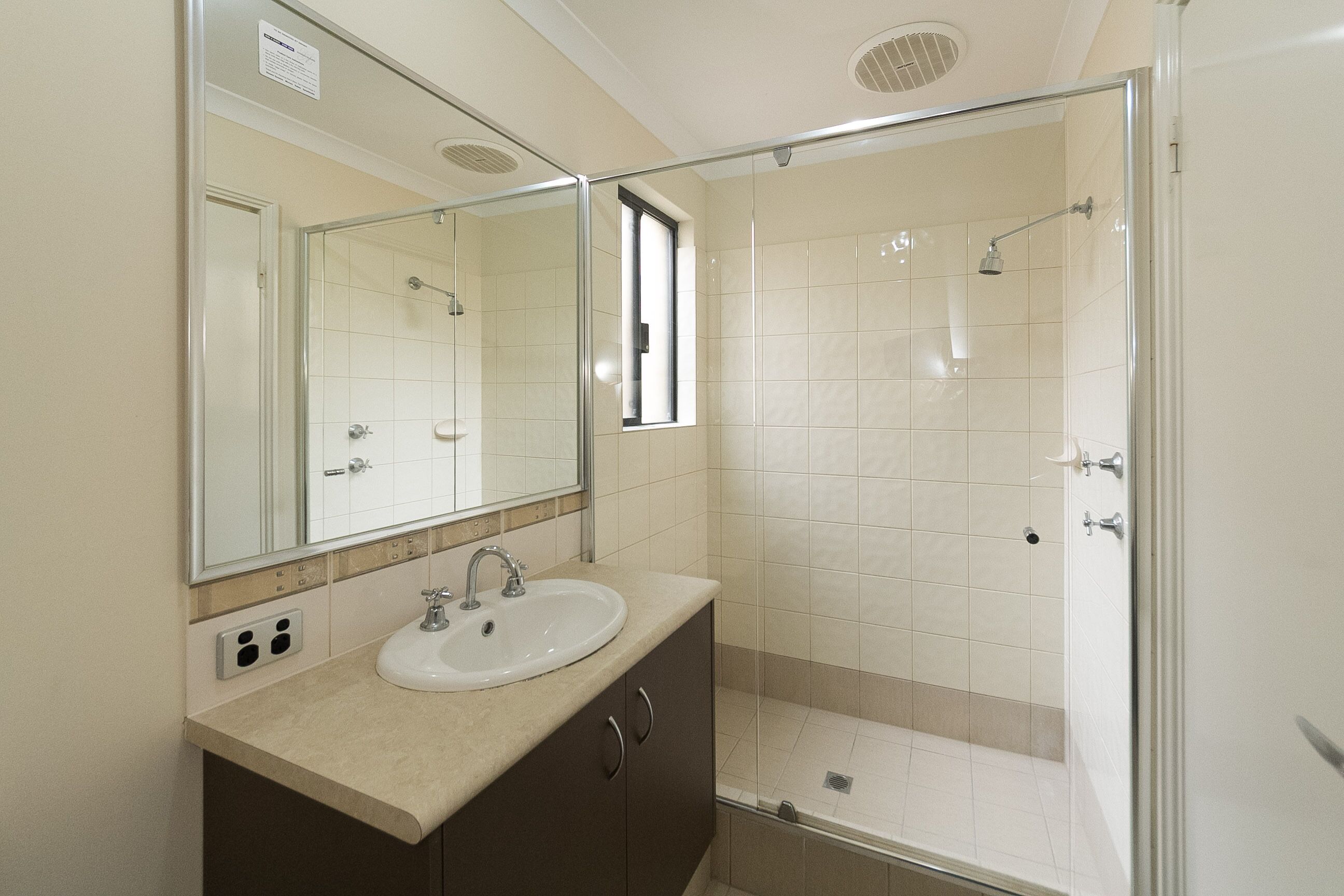 Cosy Lodge Cannington - Comfort at value price — image 13