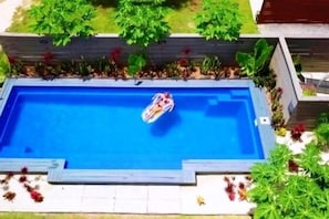 Piscine extérieure, chaises longues