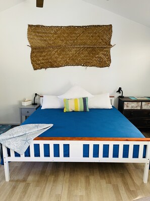 1 bedroom, in-room safe, iron/ironing board, free WiFi - Great Value steps from Muri Beach with Kayaks, Paddle Boards, Pool, Free WIFI ! (Muri Beach)