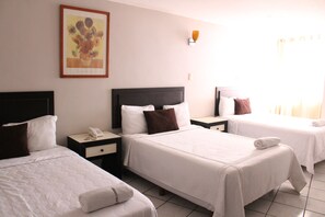 Desk, laptop workspace, iron/ironing board, free WiFi - Hotel Florencia (Poza Rica)