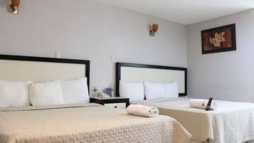 Habitación doble clásica, 2 camas matrimoniales, para no fumadores | Escritorio y espacio para trabajar con laptop