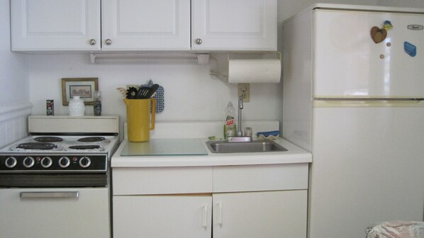 Keittoastiat/astiat/ruokailuvälineet