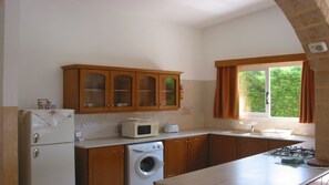 Fridge, microwave, oven, stovetop - Sea view, Bungalow, en-suite, Coral Bay, disable friendly, private (Coral Bay)