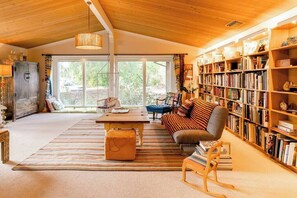 Fernseher, Kamin, Tischtennisplatte, Bücher