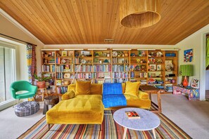 Fernseher, Kamin, Tischtennisplatte, Bücher