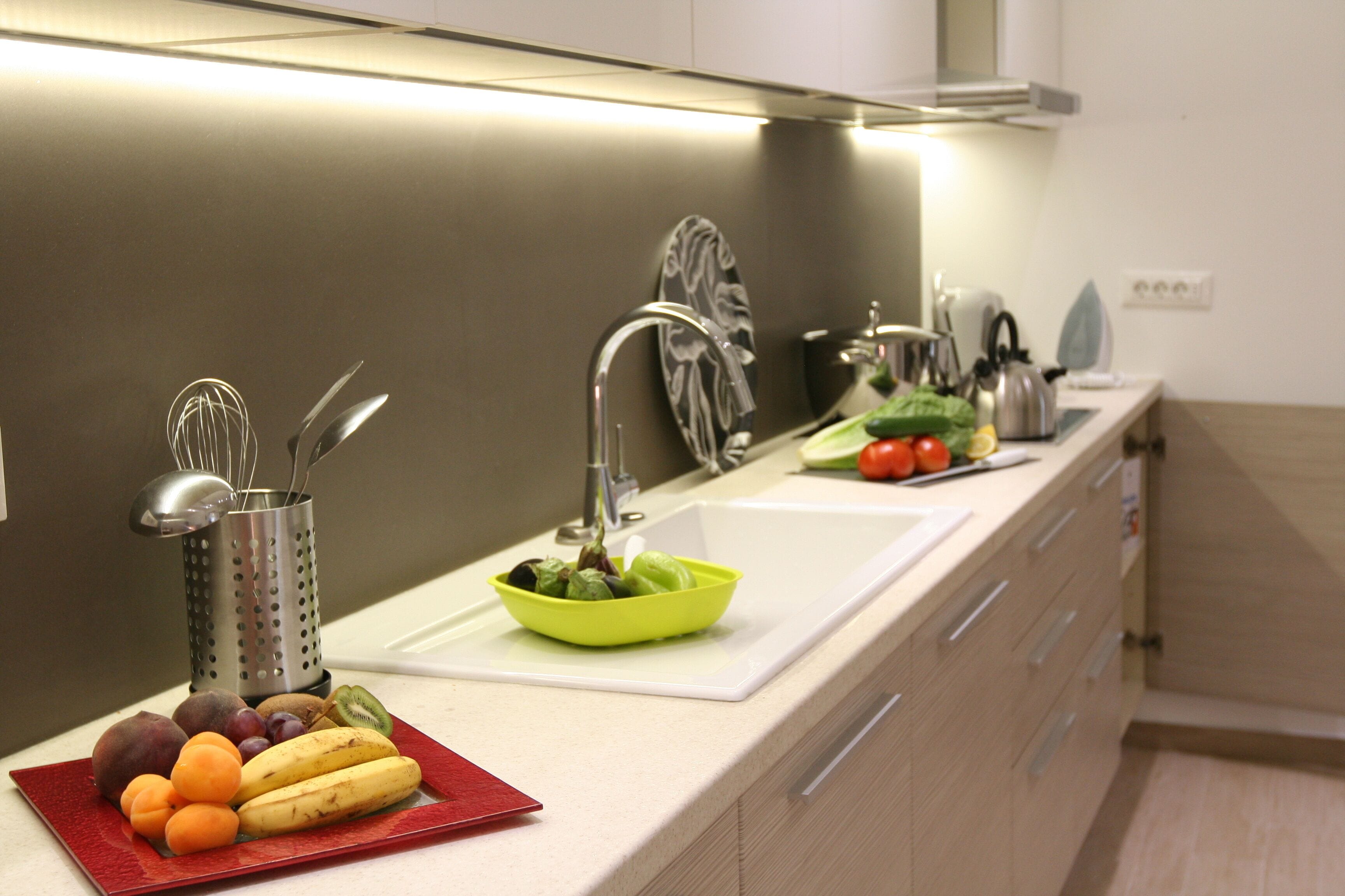 Fridge, oven, stovetop, coffee/tea maker