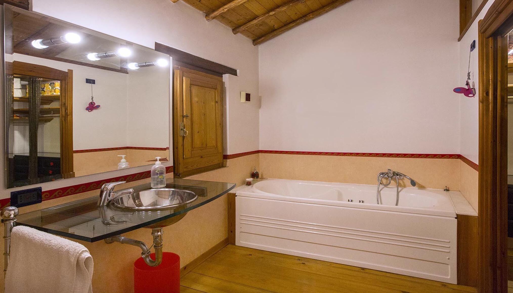 Court house with garden 1km from the sea