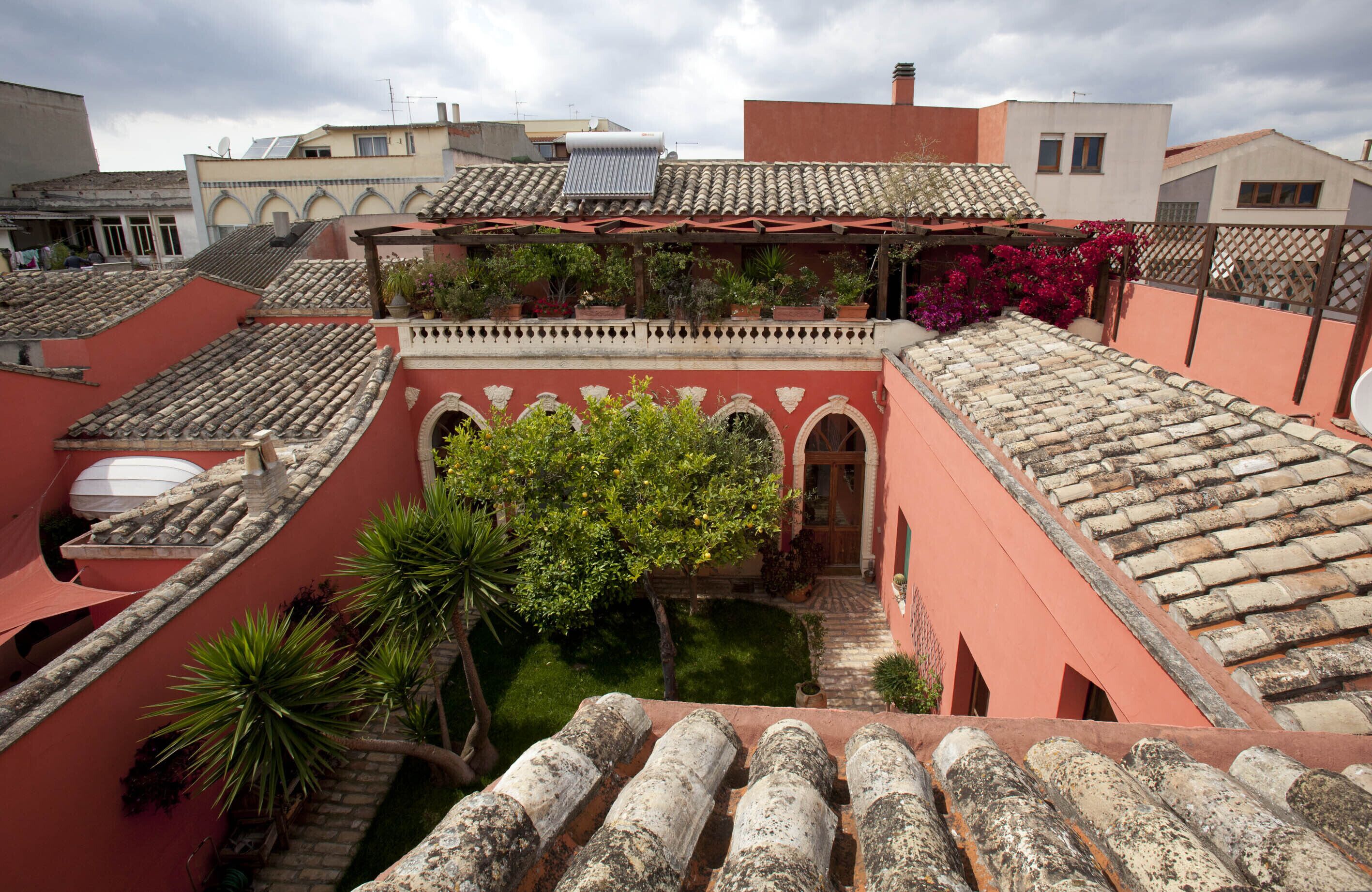 Court house with garden 1km from the sea
