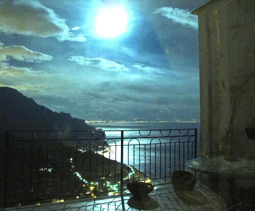 Terassi unelmoida hämmästyttävässä käyntikohteessa AmalfiCoastin keskellä