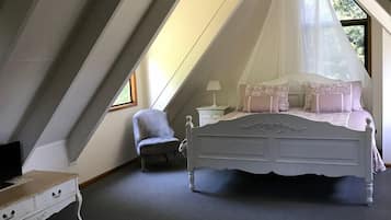 1 dormitorio, escritorio, tabla de planchar con plancha y cuna de viaje