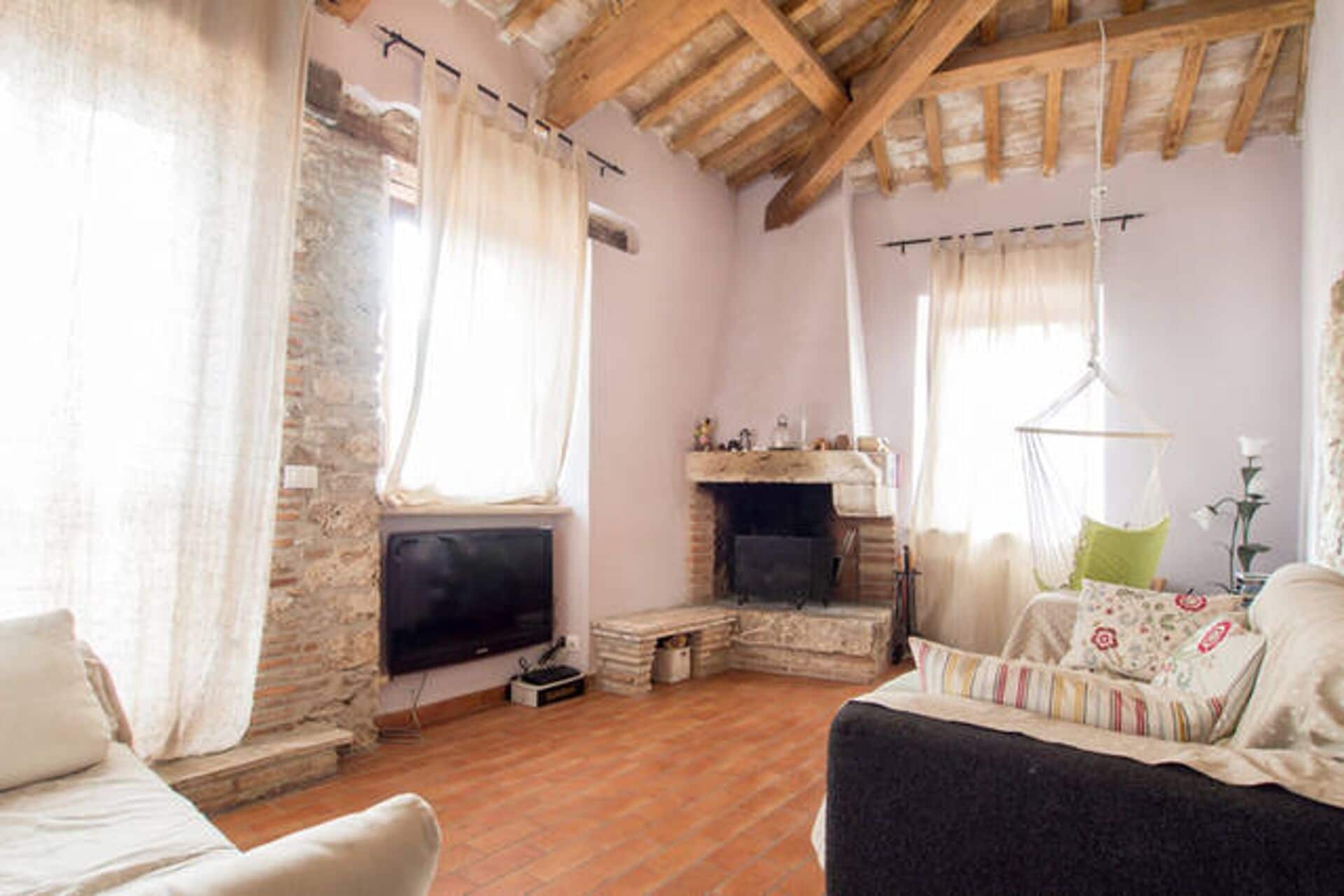 Una Smart TV, una chimenea, libros, una biblioteca de música