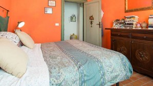 2 quartos, escrivaninha, ferros/tábuas de passar roupa