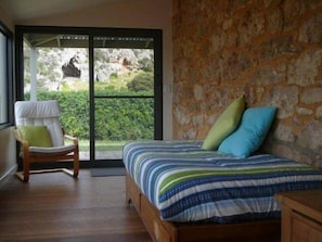 3 chambres, bureau, fer et planche à repasser, draps fournis