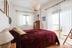 2 habitaciones, tabla de planchar con plancha y cuna de viaje