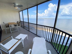 Outdoor dining - Sanibel Harbour Resort Bay View Tower 336: Waterfront condo with breathtaking sunsets. (Fort Myers)