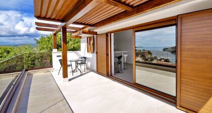 Viehättävä huvila, rauhallinen sijainti, upeat näkymät ja uima-allas ovat kaikki mitä tarvitset