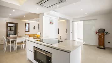 KylskÄp, mikrovÄgsugn, ugn och spishÀll