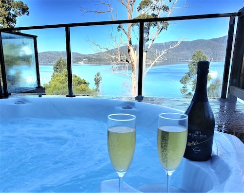 The Beach House- stunning views and private hot tub