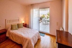 2 bedrooms, travel crib, WiFi, bed sheets