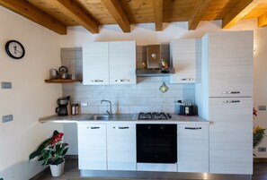 Fridge, oven, stovetop, coffee/tea maker