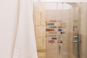 Regadera, secadora de cabello, bidet, toallas