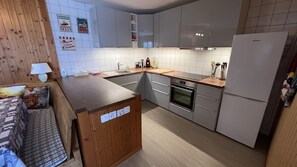 Frigorífico, horno, placa de cocina y lavavajillas