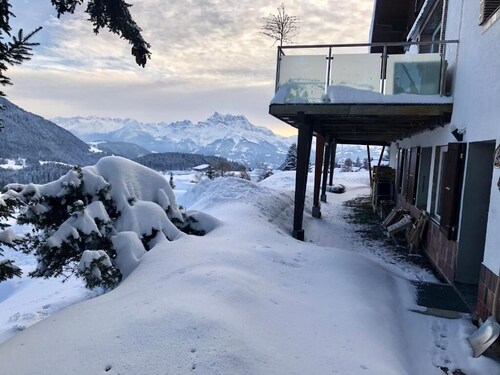 La Petite Silene, Blick auf die Berge und den Garten.