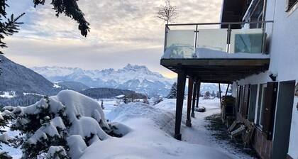 La Petite Silene, Blick auf die Berge und den Garten.