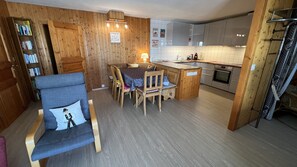 Frigorífico, horno, placa de cocina y lavavajillas