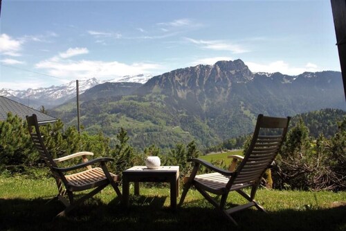 La Petite Silene, Blick auf die Berge und den Garten.
